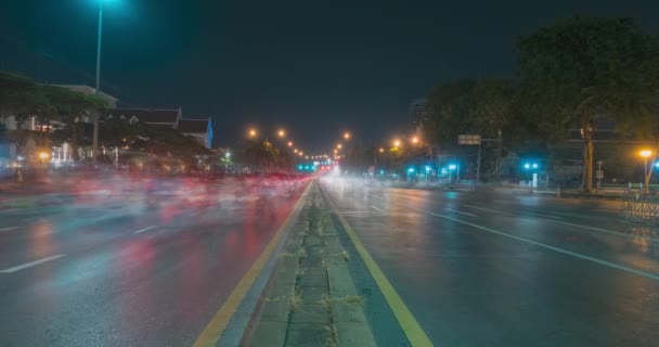 Hiperlapso del tráfico nocturno de la ciudad en la intersección de calles. Timelapse del movimiento de coches y motos. — Vídeo de stock