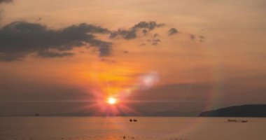 Gün batımında deniz ya da okyanus üzerinde ışık hızının artması. Tropik iklimde sıcak yaz havası. Panoramik hareket.