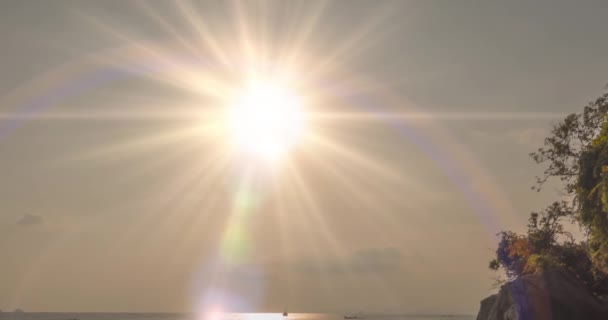 Časová prodleva světelných paprsků nad mořem nebo oceánem při západu slunce. Horké letní počasí v tropickém. Panoramatický pohyb. — Stock video