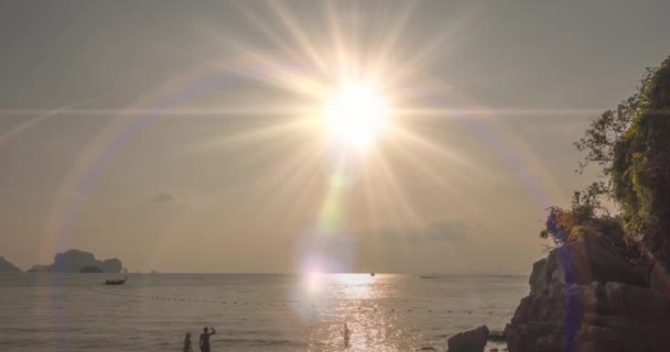 Tijdsverloop van lichtstralen over zee of oceaan bij zonsondergang. Heet zomerweer bij tropisch weer. Panoramische beweging. — Stockvideo
