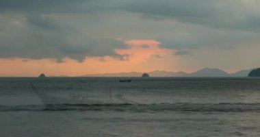 Gün batımında deniz ya da okyanus üzerinde ışık hızının artması. Tropik iklimde sıcak yaz havası. Panoramik hareket.