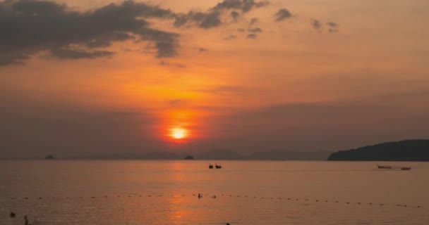 Χρόνος-ολίσθηση των ακτίνων φωτός πάνω από τη θάλασσα ή τον ωκεανό στο ηλιοβασίλεμα. Ζεστός καλοκαιρινός καιρός στο τροπικό. Πανοραμική κίνηση. — Αρχείο Βίντεο