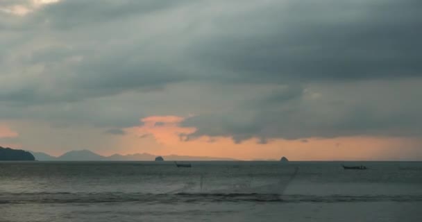 Time-lapse des rayons lumineux au-dessus de la mer ou de l'océan au coucher du soleil. Météo estivale chaude au tropical. Mouvement panoramique. — Video