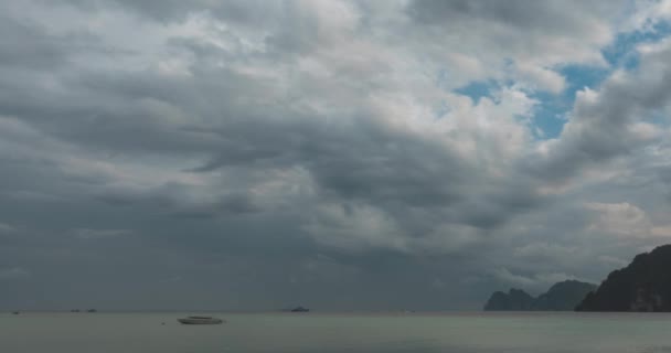 Időeltolódás esőfelhők felett strand és a tengeri táj hajók. Trópusi vihar az óceánban. — Stock videók