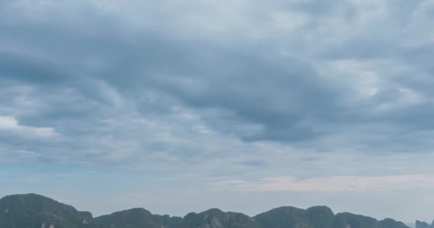 Temps écoulé des nuages de jour sur la magnifique baie de Phi Phi paysage insulaire avec des bateaux. Lagune d'Andaman. — Video