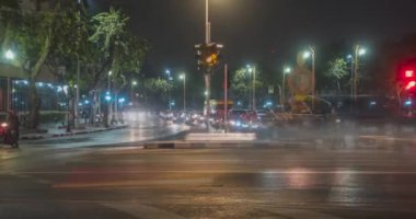 Sokak kavşağında gece trafiğinin aşırı hızlanması. Arabaların ve motorsikletlerin hareket zamanı.
