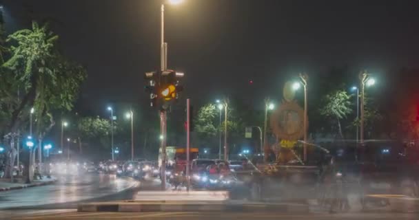Hyperlapse des nächtlichen Stadtverkehrs auf Straßenkreuzungen. Zeitraffer der Bewegung von Autos und Motorrädern. — Stockvideo