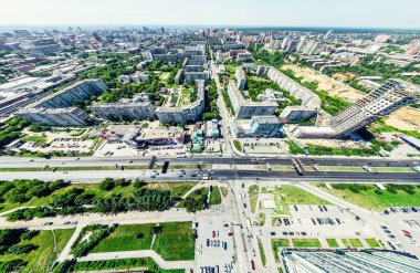 Kesişen yollar, evler, binalar, parklar ve otoparklar olan havacılık şehri manzarası. Güneşli yaz panoramik resmi
