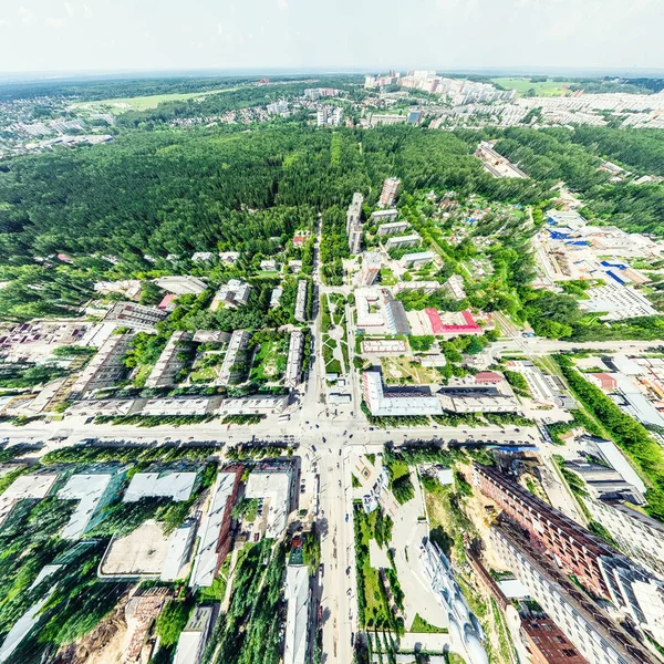 Uitzicht op de stad vanuit de lucht met kruispunten en wegen, huizen, gebouwen, parken en parkeerplaatsen. Zonnige zomer panoramisch beeld — Stockfoto