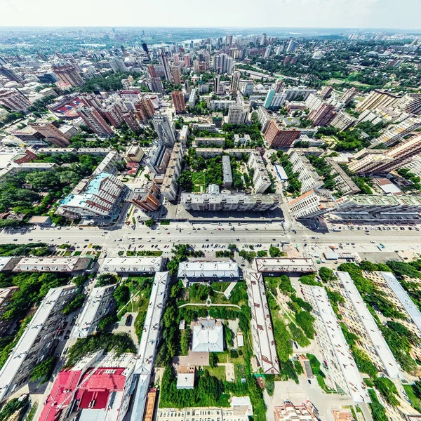Flygfoto med vägskäl och vägar, hus, byggnader, parker och parkeringsplatser. Solig sommar panoramabild — Stockfoto