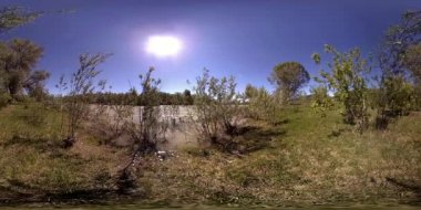 UHD 4K 360 VR Bir nehrin Sanal Gerçekliği güzel dağ ormanlarında kayaların üzerinden akıyor
