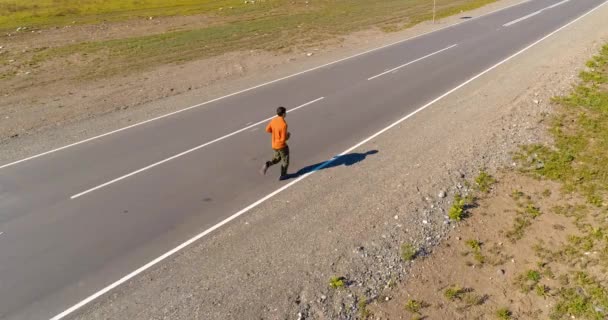 在完美的沥青路面上，低空飞行在运动员面前 — 图库视频影像