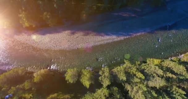 Vuelo de baja altitud sobre el río fresco de montaña rápida con rocas en la soleada mañana de verano. — Vídeos de Stock