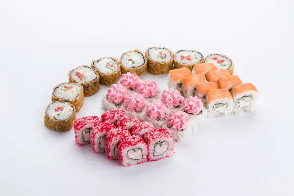 Restaurante de comida japonesa, plato de rollo de sushi maki gunkan o set de platos. Conjunto y composición de sushi —  Fotos de Stock