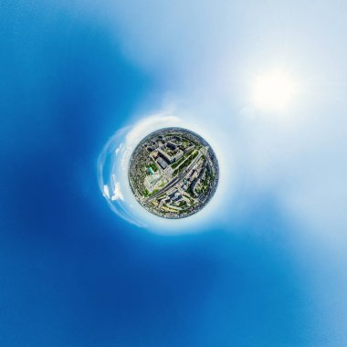 Kesişen yollar, evler, binalar, parklar ve otoparklar olan havacılık şehri manzarası. Güneşli yaz panoramik resmi