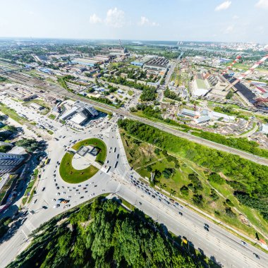Yolları, evleri ve binaları olan havacılık şehri manzarası.