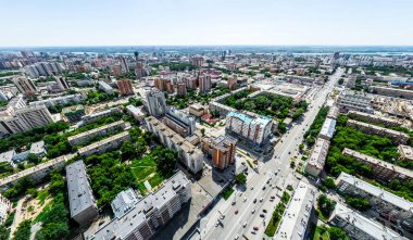 Kesişen yollar, evler, binalar, parklar ve otoparklar olan havacılık şehri manzarası. Güneşli yaz panoramik resmi