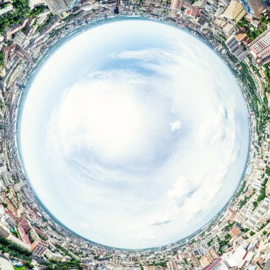 Kesişen yollar, evler, binalar, parklar ve otoparklar olan havacılık şehri manzarası. Güneşli yaz panoramik resmi