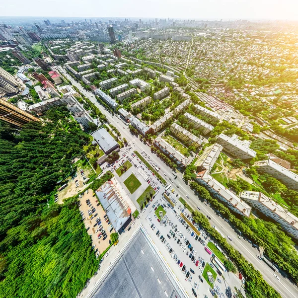 交差点や道路、住宅、建物、公園や駐車場と空中都市の景色。晴れた夏のパノラマ画像 — ストック写真