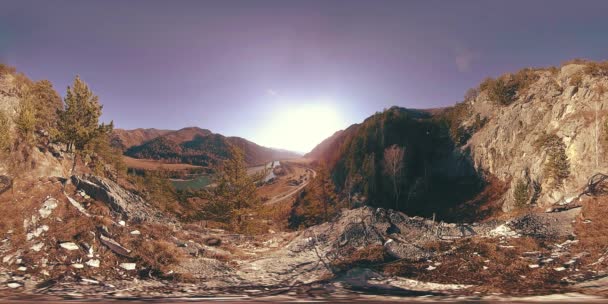 VR de una escena de montaña en la época soleada de otoño. Montañas salvajes, pinos y enormes rocas . — Vídeo de stock