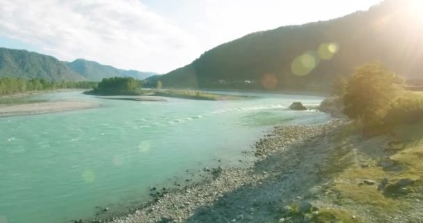 Güneşli yaz sabahında kayalarla birlikte taze, hızlı dağ nehri üzerinde alçak irtifa uçuşu.. — Stok video