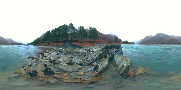 VR of a beautiful mountain river at the late autumn time. National park, meadow, river bank at overcast day. — Stock Video