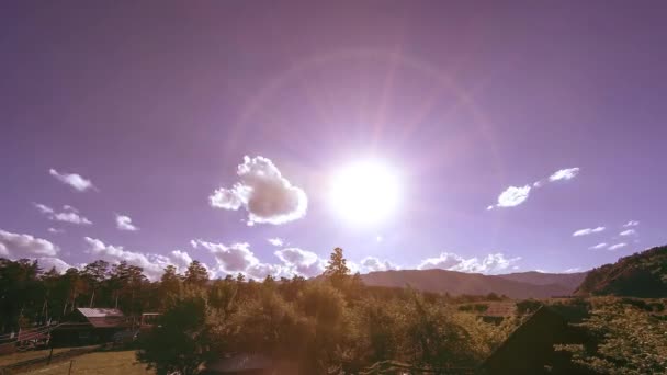 Ορεινό χωριό timelapse το καλοκαίρι ή το φθινόπωρο του χρόνου. Άγρια ασιατική φύση και αγροτικό πεδίο. — Αρχείο Βίντεο