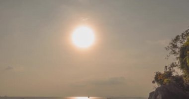 Gün batımında deniz ya da okyanus üzerinde ışık hızının artması. Tropik iklimde sıcak yaz havası. Panoramik hareket.