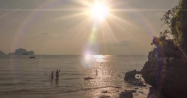 Gün batımında deniz ya da okyanus üzerinde ışık hızının artması. Tropik iklimde sıcak yaz havası. Panoramik hareket.