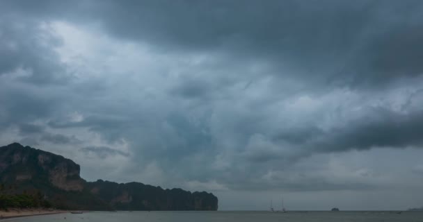 Tijdsverloop van regenwolken boven strand en zee landschap met boten. Tropische storm in de oceaan. — Stockvideo