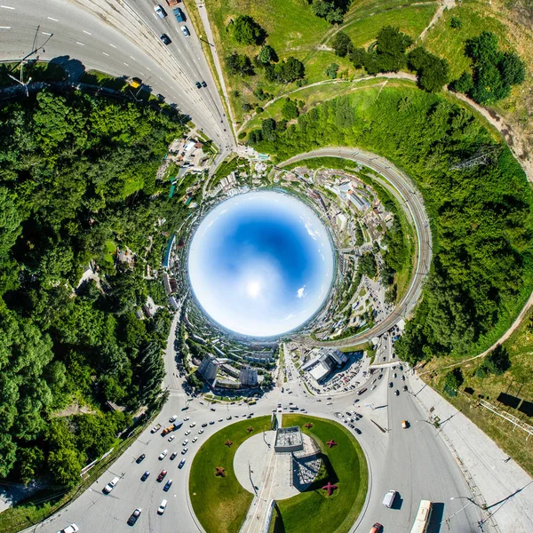 Vista aérea da cidade com estradas, casas e edifícios. — Fotografia de Stock