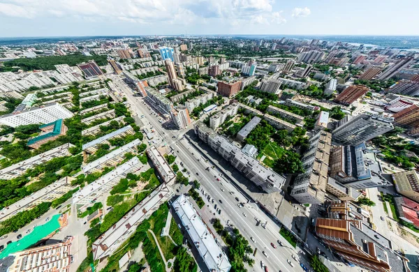 Flygfoto med vägskäl och vägar, hus, byggnader, parker och parkeringsplatser. Solig sommar panoramabild — Stockfoto