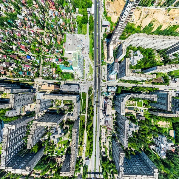 交差点や道路、住宅、建物、公園や駐車場と空中都市の景色。晴れた夏のパノラマ画像 — ストック写真