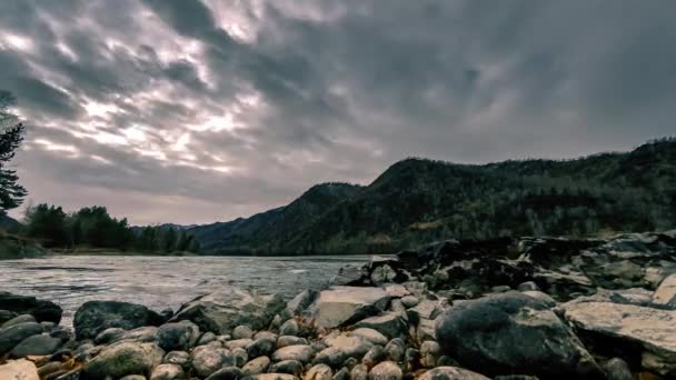 Idő telik el lövés egy folyó hegyi erdő közelében. Hatalmas sziklák és gyors felhők movenings. Vízszintes csúszik-mozgalom — Stock videók