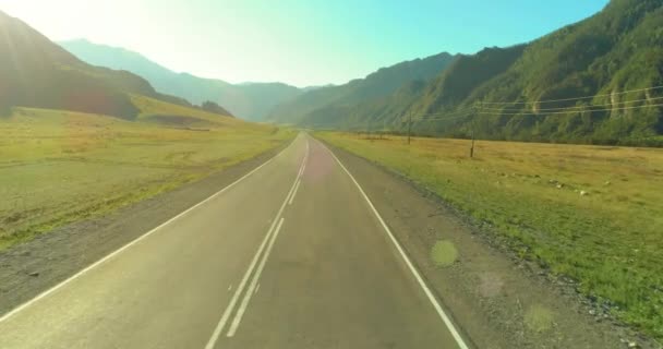 Lucht lage vlucht over bergweg en weide op zonnige zomerochtend. — Stockvideo