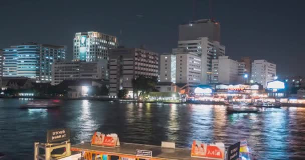 Chao Phraya河港口maharaj和轮渡区的时间。2018年11月22日，泰国曼谷夜间照明 — 图库视频影像