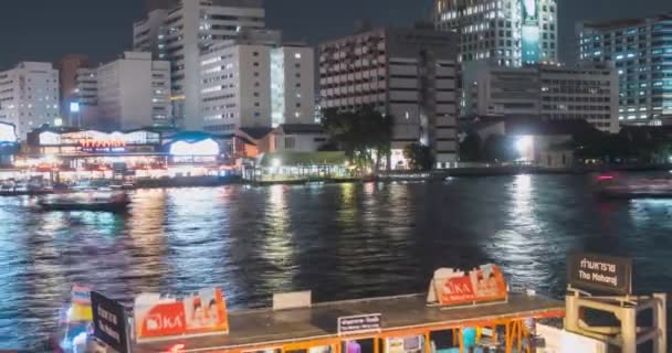 Timelapse del puerto de Maharaj y la zona del ferry en el río Chao Phraya. Iluminación nocturna en Bangkok, Asia, Tailandia, 22 NOV 2018 — Vídeos de Stock