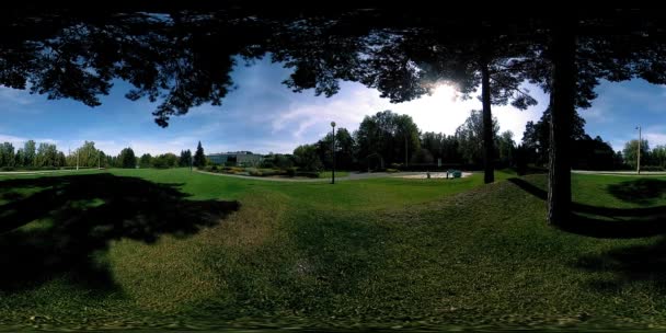 UHD 4K 360 VR Виртуальная реальность зоны отдыха городского парка. Деревья и зеленая трава в осенний или летний день — стоковое видео
