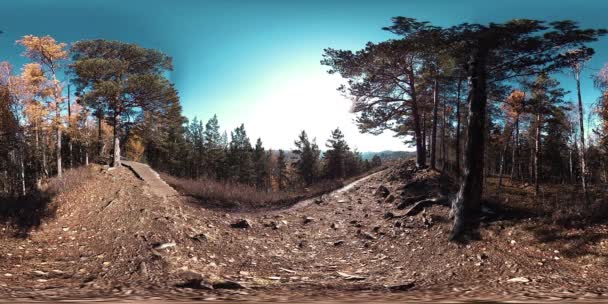 4K 360 - виртуальная реальность красивой горной сцены в осеннее время. Дикие русские горы . — стоковое видео