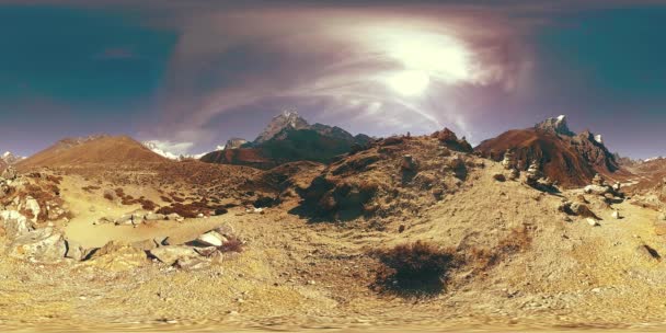 4K VR Dingboche and Pheriche village в Непалі, базова точка будь-якої колії базового табору. EBC. Буддійська смола на горі. — стокове відео