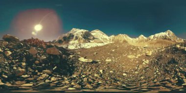Khumbu Buzulu 'ndaki Everest Üssü' nün 360. Khumbu Vadisi, Sagarmatha Ulusal Parkı, Himalayalar 'ın Nepal' i. Gorak Shep yakınlarındaki EBC rotası.