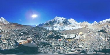 Khumbu Buzulu 'ndaki Everest Üssü' nün 360. Khumbu Vadisi, Sagarmatha Ulusal Parkı, Himalayalar 'ın Nepal' i. Gorak Shep yakınlarındaki EBC rotası.