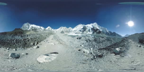 360 vr лагеря Everest Base в Кхумбу. Долина Кхумбу, национальный парк Сагарматха, Непал Гималаев. Трасса EBC вблизи Горак Шеп. — стоковое видео