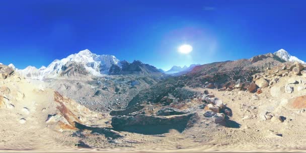 360 vr Everestského tábora na ledovci Khumbu. Údolí Khumbu, národní park Sagarmatha, Nepál Himálaje. Trasa EBC poblíž Gorak Shep. — Stock video