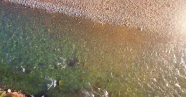 Güneşli yaz sabahında kayalarla birlikte taze, hızlı dağ nehri üzerinde alçak irtifa uçuşu..