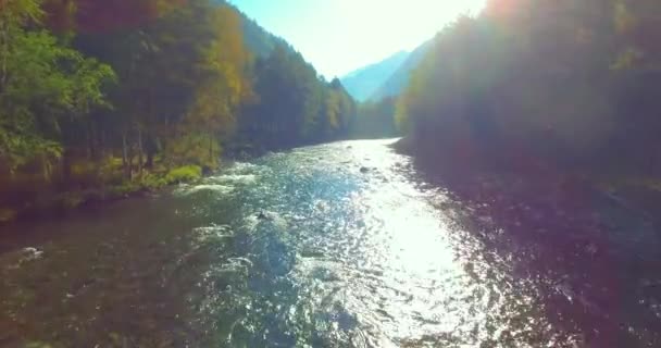 Tiefflug über frischen schnellen Gebirgsfluss mit Felsen an sonnigem Sommermorgen. — Stockvideo