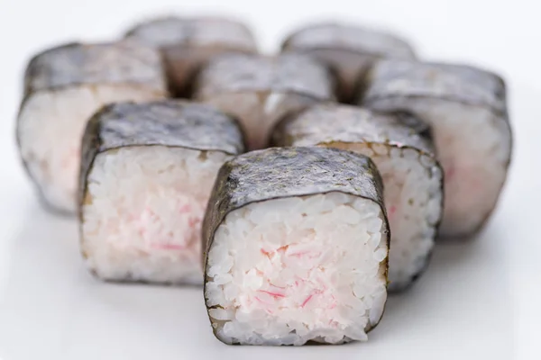 Restaurante de comida japonesa, plato de rollo de sushi maki gunkan o set de platos. Conjunto y composición de sushi — Foto de Stock