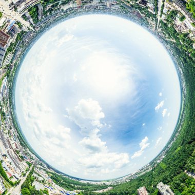 Kesişen yollar, evler, binalar, parklar ve otoparklar olan havacılık şehri manzarası. Güneşli yaz panoramik resmi