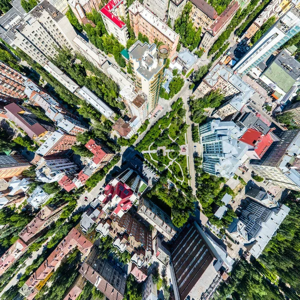 Vista aérea de la ciudad con carreteras, casas y edificios. —  Fotos de Stock
