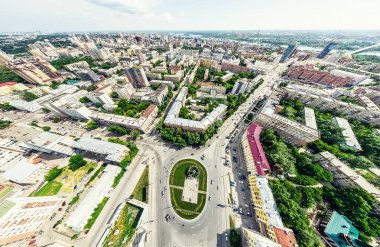 Kesişen yollar, evler, binalar, parklar ve otoparklar olan havacılık şehri manzarası. Güneşli yaz panoramik resmi